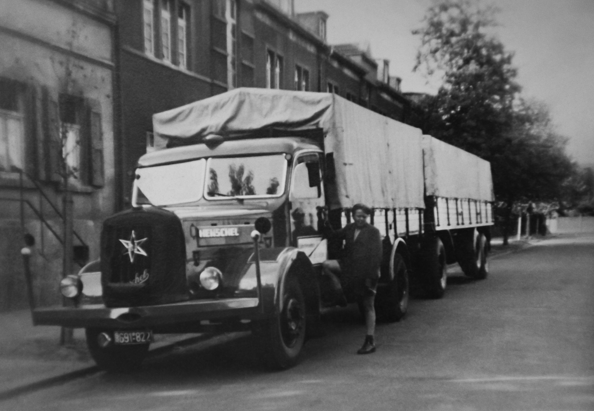 historischer LKW der Spedition Paula Mertzen GmbH in schwarzweiß